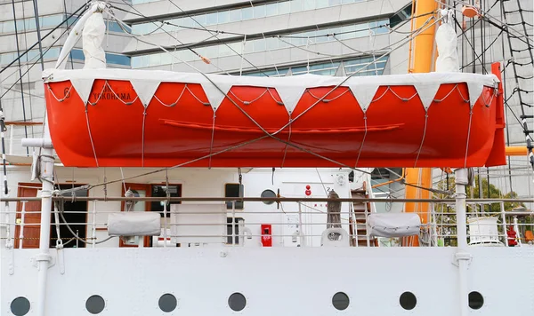 Orangefarbenes Rettungsboot Für Die Schnelle Flucht Passagierschiff Enthalten — Stockfoto