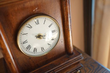 Odanın ahşap çerçevesinin eski masa saati                               