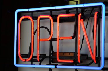 Renkli açık karakter neon işareti                               