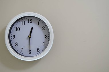  Odadaki yuvarlak duvar saati saati 12:30                              
