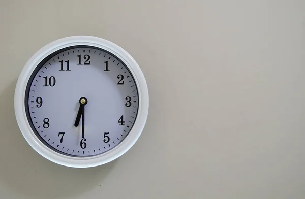 Odadaki yuvarlak duvar saati saati 06:30                               