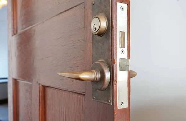 Türgriff Und Schlüsselloch Der Alten Holztür Des Zimmers — Stockfoto