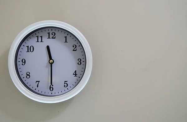 Hora Relógio Parede Pendurado Relógio — Fotografia de Stock