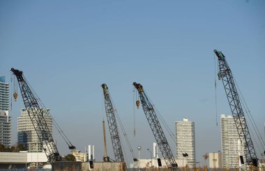 Şantiyede mavi bir gökyüzü ve vinç görüntüsü                               