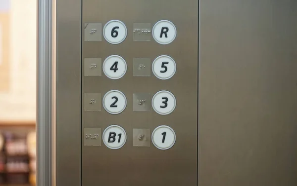 带有盲文指示的日本电梯按钮 — 图库照片