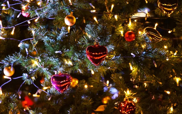 Διακόσμηση Της Πολύχρωμου Καρδιάς Του Χριστουγεννιάτικου Δέντρου — Φωτογραφία Αρχείου