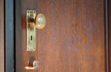 Odanın eski ahşap kapısının kapı kolu ve anahtar deliği.                               