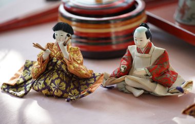 Japonya Hina Festivali'nde sergilenen eski bebek                               