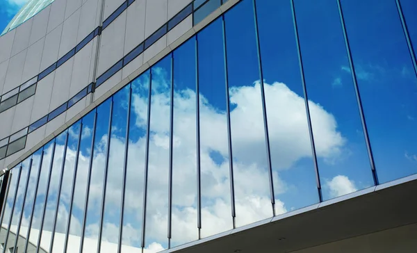 Cielo Azul Que Reflejaba Cristal Ventana Del Edificio Gran Altura —  Fotos de Stock