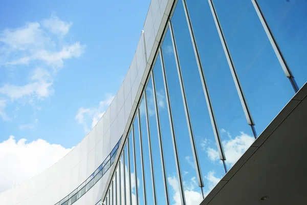 Cielo Azul Que Reflejaba Cristal Ventana Del Edificio Gran Altura —  Fotos de Stock