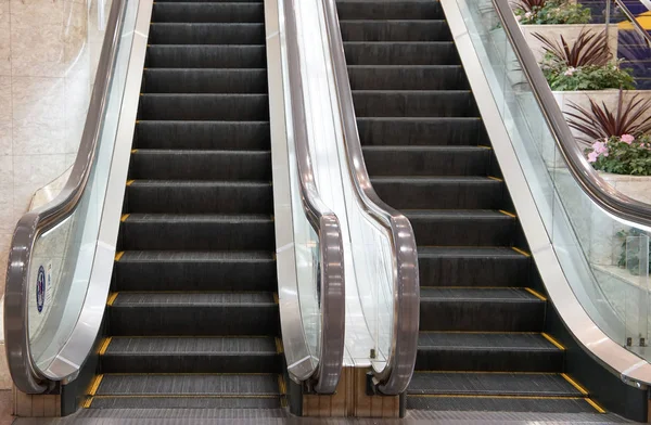 Die Rolltreppe Die Das Untergeschoss Mit Dem Obergeschoss Des Gebäudes — Stockfoto