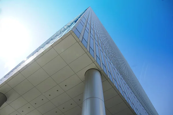 Gökyüzünün mavi olduğu günün gökdeleninin yüksek binası.                               