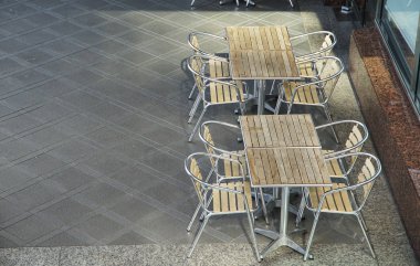 Bir sandalye ve bir masa. Parkta boş bir masa. Güzel zamanlardı.                               