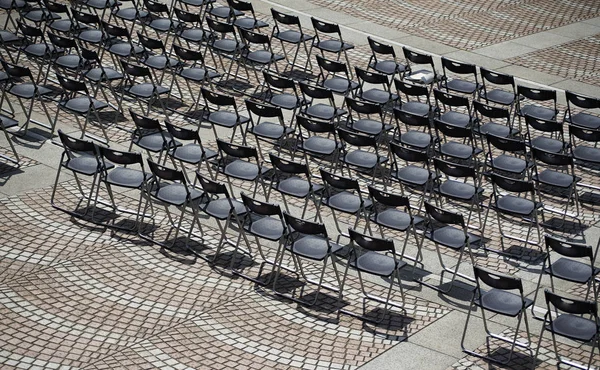 当日の公園のオープンスペースの椅子の多くは大丈夫だった — ストック写真