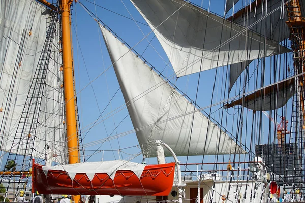 Segelbåt Triangulär Mast Och Liten Båt Solig Dag — Stockfoto