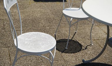 Bir masa ve günün bahçe sandalyesi. Güzel zamanlardı.                               