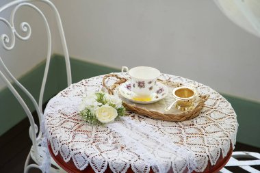 Çay saati odasının masası.                               