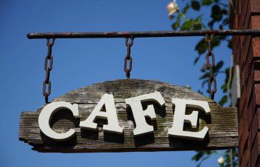 Mavi gökyüzünün kafeterya tabelası.                               