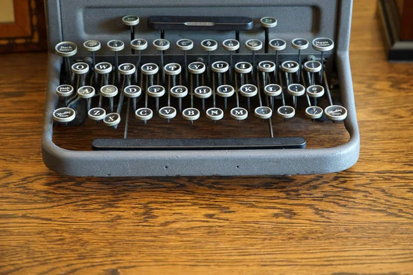 Old Typewriter Wooden Desk — Stock Photo, Image