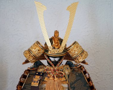 Eski zamanların geleneksel Japon samuraylarının miğferi ve zırhı.                               