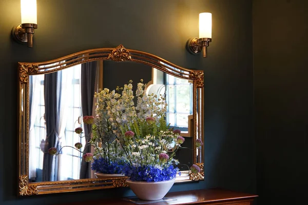 Odanın makyaj masasında sergilenen çiçek.                               