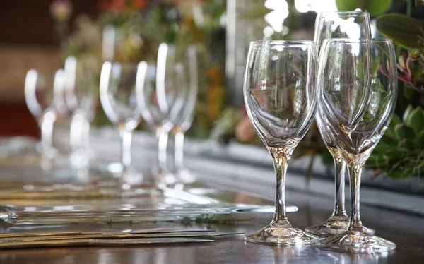 Masada Bir Sürü Şarap Kadehi Var — Stok fotoğraf