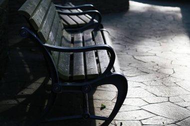 Parkın gün batımıyla aydınlanan bankın görüntüsü