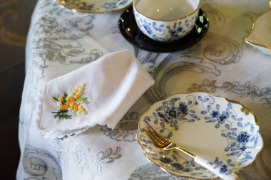 Masa örtüsü ve masa örtüsü masanın üstünde.                               