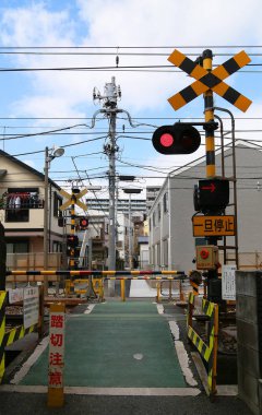 Güneşli bir günde küçük bir Japon treninin tren yolu.