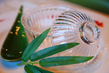 Masadaki cam kasenin yemek takımı.