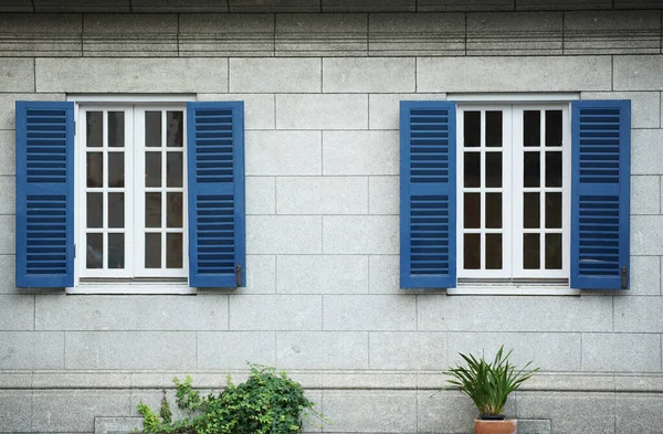 Fenster Von Zwei Blauen Jalousien Der Wand Des Gebäudes — Stockfoto