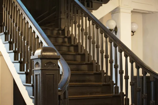 Binanın eski ahşap merdivenleri.                               