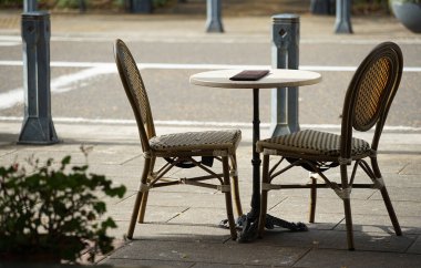 Bir masa ve bir sandalye. Kasabanın caddesindeki kafe. Güzel günlerdi.                           