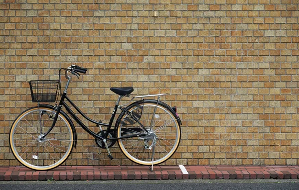 レンガの壁の前に置かれた自転車 — ストック写真