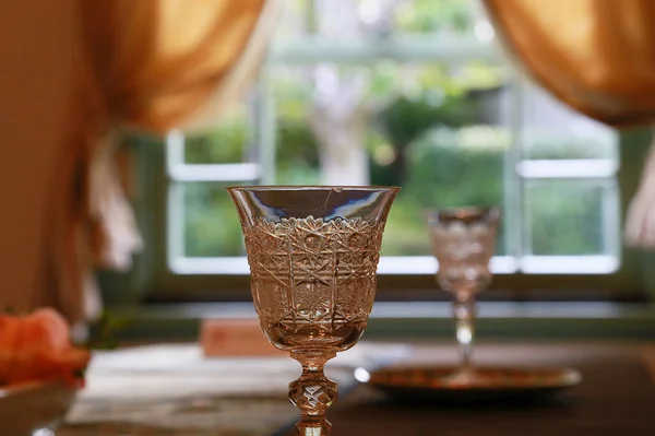 Pencereli odanın şarap kadehi.