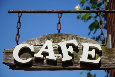 Mavi gökyüzünün kafeterya tabelası.                               