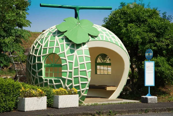 Japonya 'da karpuz formunun durduğu otobüs durağını bekliyorum.                               