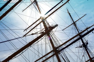 Günümüzün yelkenli teknesinin direği ve halatı.                               