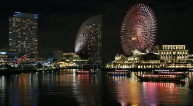 Japonya liman şehrinin yüksek binasının gece görüşü