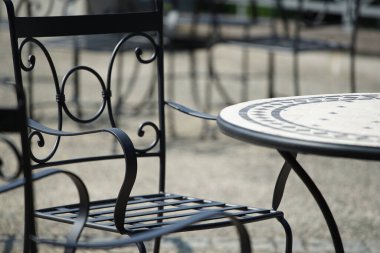 Bir sandalye ve günün terası güzel olduğu zaman.                               