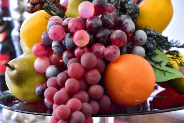 Yemek masasının çeşitli meyveleri.