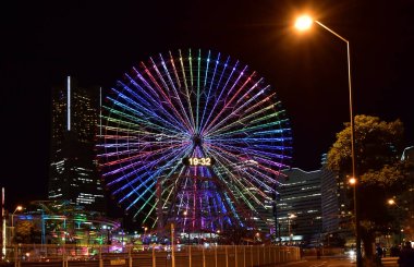 Parkın dönme dolabının gece manzarası