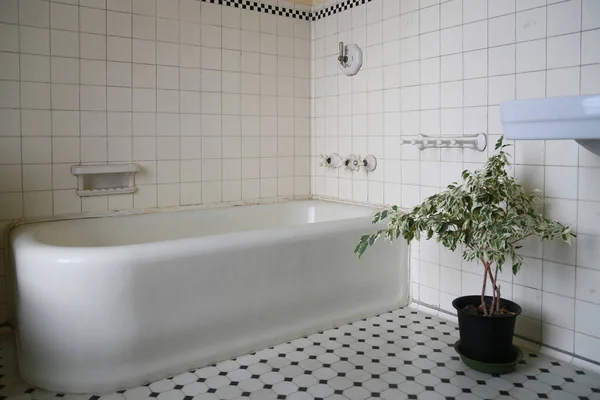 瓷砖墙的浴室 — 图库照片