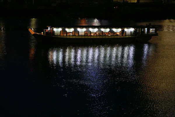 Éjszakai Kilátás Japán Folyóban Úszó Városnéző Hajóra — Stock Fotó
