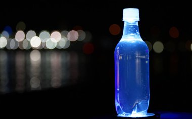 Mavi şişe, gece terasında.                               