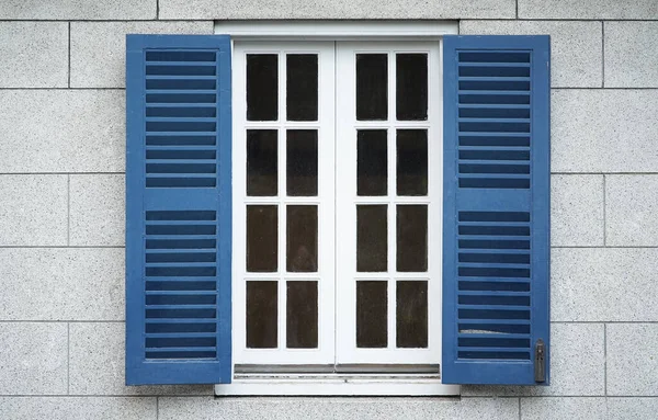 Fenster Mit Blauen Rollläden Der Hauswand — Stockfoto