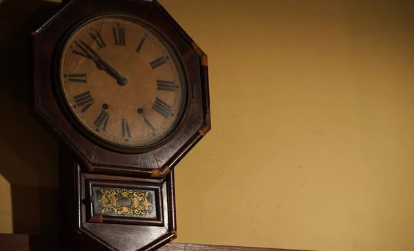 Viejo Reloj Pared Madera Que Estaba Colgado Pared Habitación — Foto de Stock