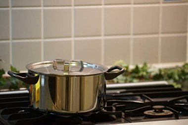 Mutfak ocağındaki paslanmaz çeliğin tavası.                               