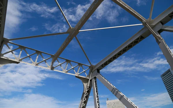 Μπλε Ουρανός Την Ηλιόλουστη Μέρα Και Μεταλλική Γέφυρα Στη Σιδερένια — Φωτογραφία Αρχείου
