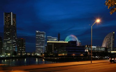 Şehir yüksek binasının ve sokak lambasının gece manzarası